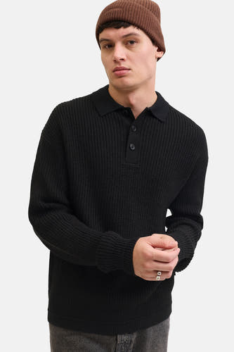 Pull noir à col V de PREMIUM by JACK & JONES, tricoté et porté avec une casquette brune.
