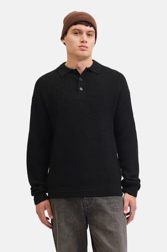 T-shirt V-hals noir de PREMIUM by JACK & JONES, avec fermeture à boutons et porté avec un chapeau marron.