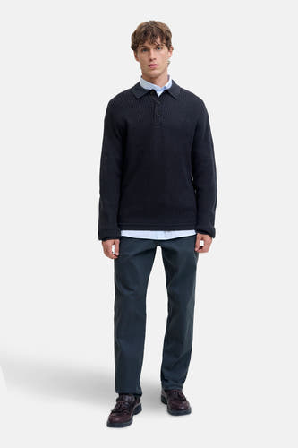 T-shirt bleu à col V de PREMIUM by JACK & JONES, porté sur un chemisier bleu clair et un pantalon bleu marine.