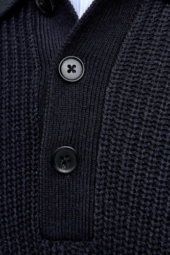 Jeanon V-haltrui PREMI by par JACK & J J, avec un boutonnage et une texture tricotée visible.