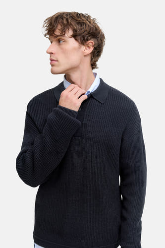 T-shirt bleu à col V de PREMIUM by JACK & JONES, avec une texture côtelée et un chemisier bleu clair en dessous.