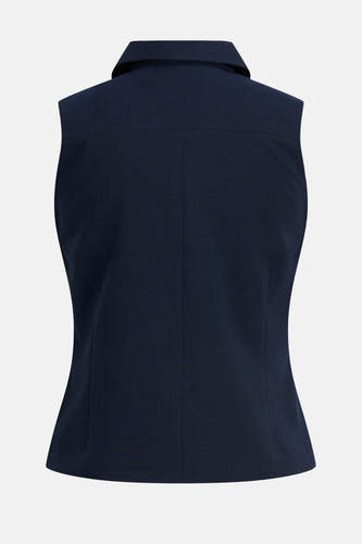 Blouse bleue de JJXX, avec une encolure élégante et un coupe ajusté, sans manches sur un fond uni.