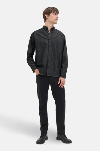 T-shirt en denim noir de JJREBEL, porté avec un pantalon noir et des chaussures en cuir.