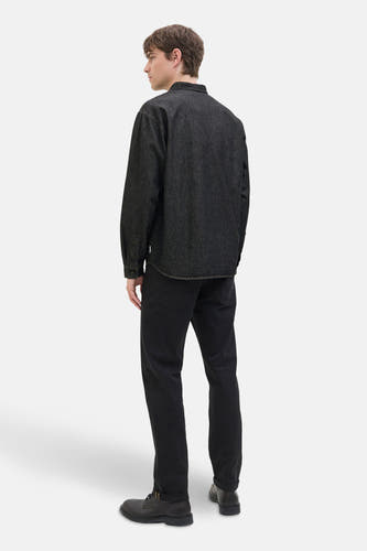 T-shirt en denim noir de JJREBEL, avec des manches longues et un col classique, associé à une pantalon noir et des chaussures en cuir.