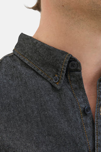 T-shirt en denim noir de JJREBEL avec fermeture à boutons, boutons ton sur ton et points contrastés.