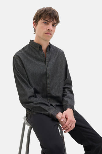 T-shirt en denim noir de JJREBEL, avec des manches longues et un col boutonné, porté avec un pantalon noir.