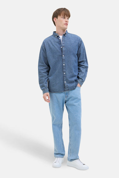 T-shirt en jeans de denim bleu moyen de JJREBEL, avec des manches longues et des boutons blancs.