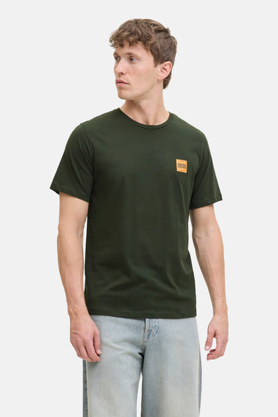 T-shirt vert de mantes man courtsSSSSSS & J J J un un petit logo marque sur la poitrine.