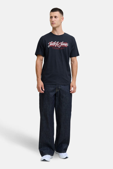 T-shirt bleu à manches courtes d'ORIGINALS BY JACK & JONES, avec un logo sur la poitrine, associé à un jean foncé.