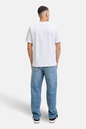 T-shirt blanc à manches courtes d'ORIGINALS BY JACK & JONES, dos, porté avec des jeans bleus et des baskets noires.