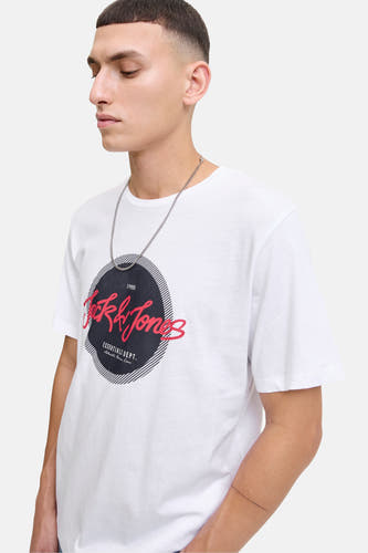 T-shirt blanc à manches courtes d'ORIGINALS BY JACK & JONES, avec une impression ronde sur l'avant, porté avec une chaîne en argent.