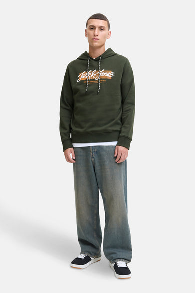Sweater vert de capuche d'ORIGINALS par JACK & JONES, avec des lacets blancs, porté sur un T-shirt blanc et des jeans larges.