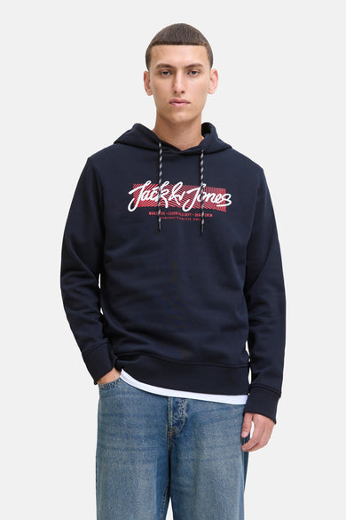 Pull-over bleu avec capuche d'ORIGINALS BY JACK & JONES, avec imprimé blanc et rouge, et jeans bleus.