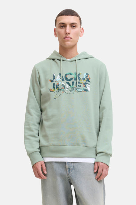 Pull-over vert de capotSSS JACK & & JONES avec une impression im couleur sur la poitrine et des manches longues.