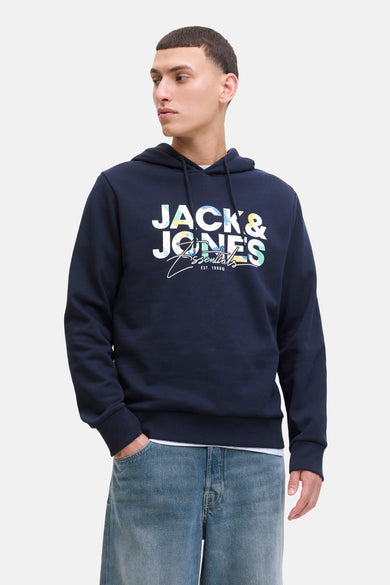 Pull-over bleu avec capuche d'ORIGINALS BY JACK & JONES, avec logo sur la poitrine et jeans bleus.