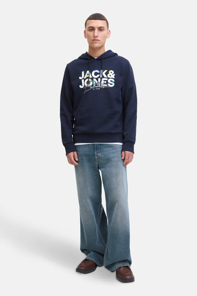 Pull-over bleu avec capuche d'ORIGINALS par JACK & JONES, avec logo sur la poitrine, associé à des jeans larges et des chaussures en cuir.