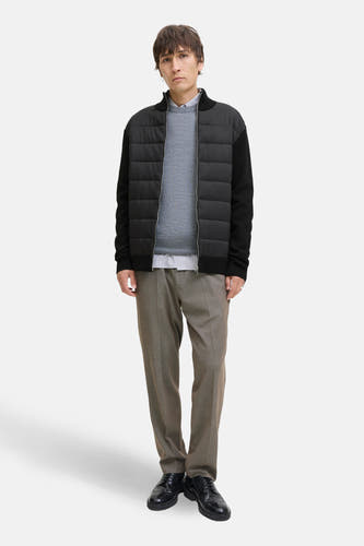 Gilet noir de CORE BY JACK & JONES, avec des manches longues et un col côtelé, associé à une chemise grise et un pantalon marron.
