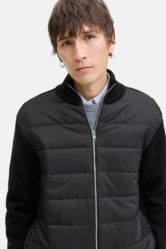 Gilet noir de CORE BY JACK & JONES, avec devant doublé et manches côtelées, à porter sur une chemise et un pull.