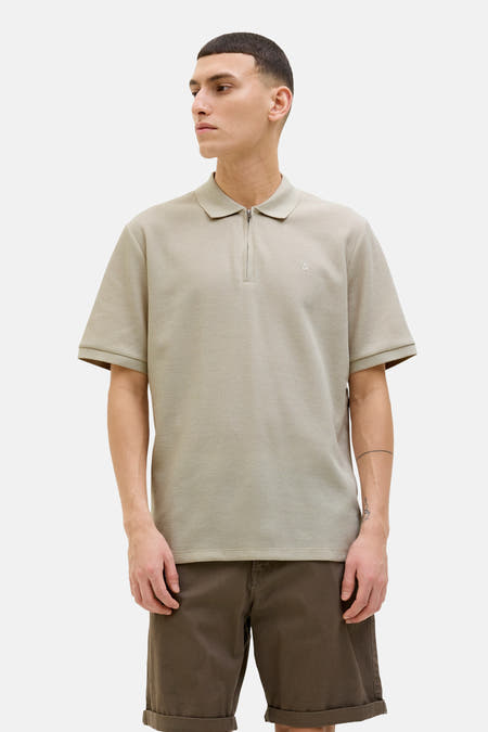 Polo beige à manches courtes de PREMIUM par JACK & JONES, avec un motif subtil à carreaux et une fermeture éclair.