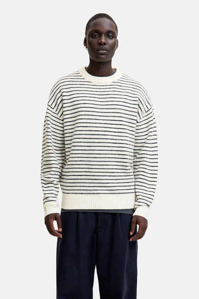 T-shirt écru avec col rond d'ORIGINALS BY JACK & JONES, à rayures sombres et porté avec un pantalon sombre.
