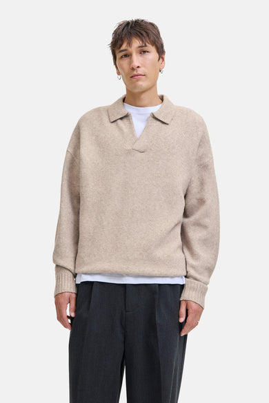 Pull à col V beige d'ORIGINALS BY JACK & JONES, porté avec un T-shirt blanc et un pantalon gris.