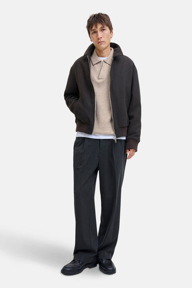 Pull beige à col V d'ORIGINALS BY JACK & JONES, porté avec une veste brune et un pantalon gris.