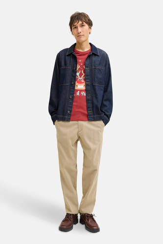 Rood T-shirt met korte mouwen van ORIGINALS BY JACK & JONES, met kerstprint, gedragen onder een donkerblauw denim jack en beige broek.
