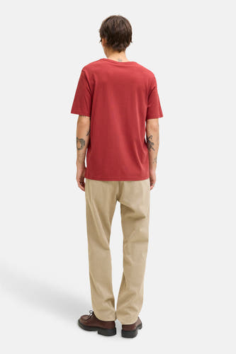 T-shirt rouge à manches courtes d'ORIGINALS BY JACK & JONES, vu de l'arrière, avec des tatouages sur les bras, associé à un pantalon beige et des chaussures brunes.