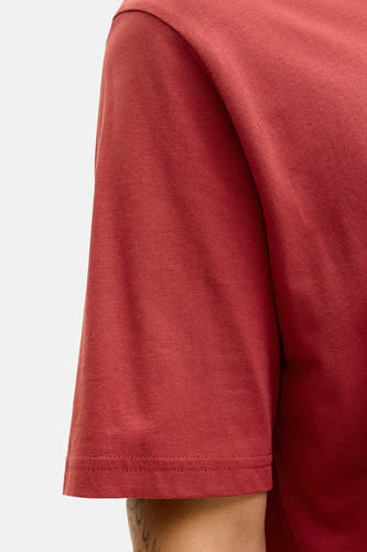 T-shirt rouge à manches courtes d'ORIGINALS BY JACK & JONES, gros plan de la manche avec des boutons.