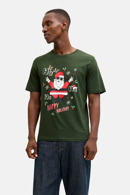 T-shirt vert de mantes mantsmanSSSSSS & J, avec d dème thème Noël, à porter avec des jeans et des chaussures marrons.