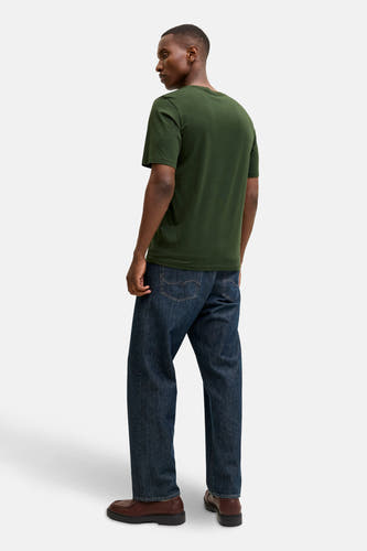 T-shirt vert de mantes man manmanSSSSS & & J J J, couleur couleur couleur couleur porté avec des jeans bleu foncé et des chaussures marron.