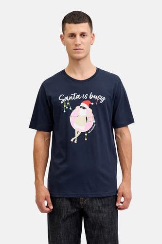 T-shirt bleu à manches courtes d'ORIGINALS par JACK & JONES, avec imprimé de Noël et porté avec un jeans foncé et des baskets blanches.