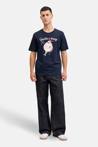 Blauw T-shirt met korte mouwen van ORIGINALS by JACK & JONES, met kerstprint en gedragen met een donkere jeans en witte sneakers.