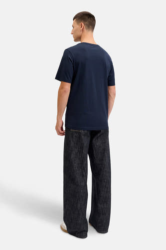 T-shirt bleu à manches courtes d'ORIGINALS BY JACK & JONES, porté avec des jeans larges.