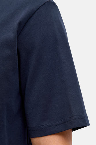 T-shirt bleu à manches courtes d'ORIGINALS BY JACK & JONES, gros plan de la manche avec des détails de couture.