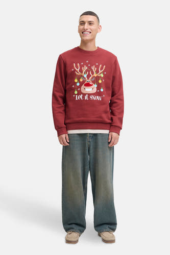 Gilet rouge avec imprimé de Noël d'ORIGINALS BY JACK & JONES, à longues manches, col rond et pantalon de jeans décontracté.