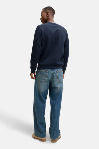 Pull-over bleu d'ORIGINALS BY JACK & JONES, vu de dosrière avec avec pantalles et et et des chaussures marron.