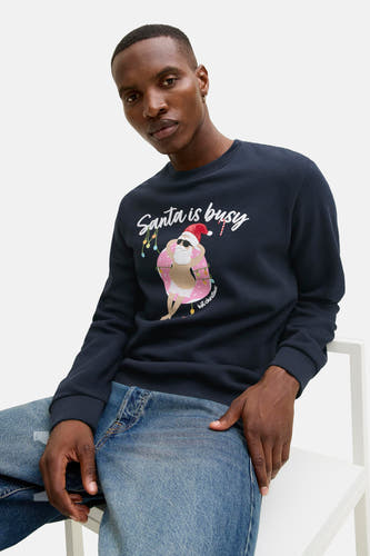 Pull-over bleu avec col rond d'ORIGINALS BY JACK & JONES, imprimé de Noël et porté avec des jeans.