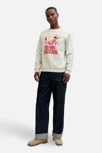 Pull-over gris d'ORIGINALS BY JACK & JONES, avec un imprimé d'un renne sur un flamingo, associé à des jeans foncés et des mocassins marrons.