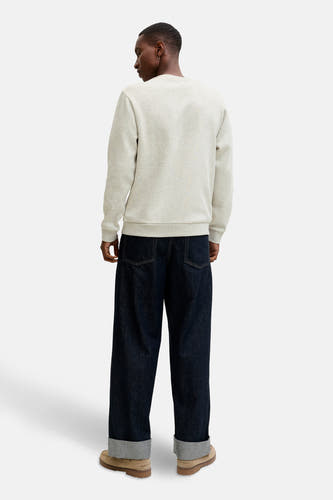 Pull gris d'ORIGINALS BY JACK & JONES, avec des manches longues et associé à des jeans larges et sombres ainsi qu'à des mocassins marrons.