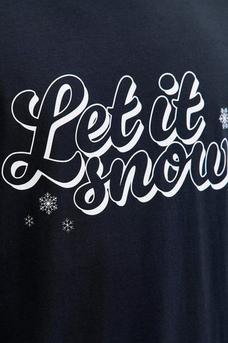 Zwart t-shirt met witte "Let it snow" tekst en sneeuwvlokken.
