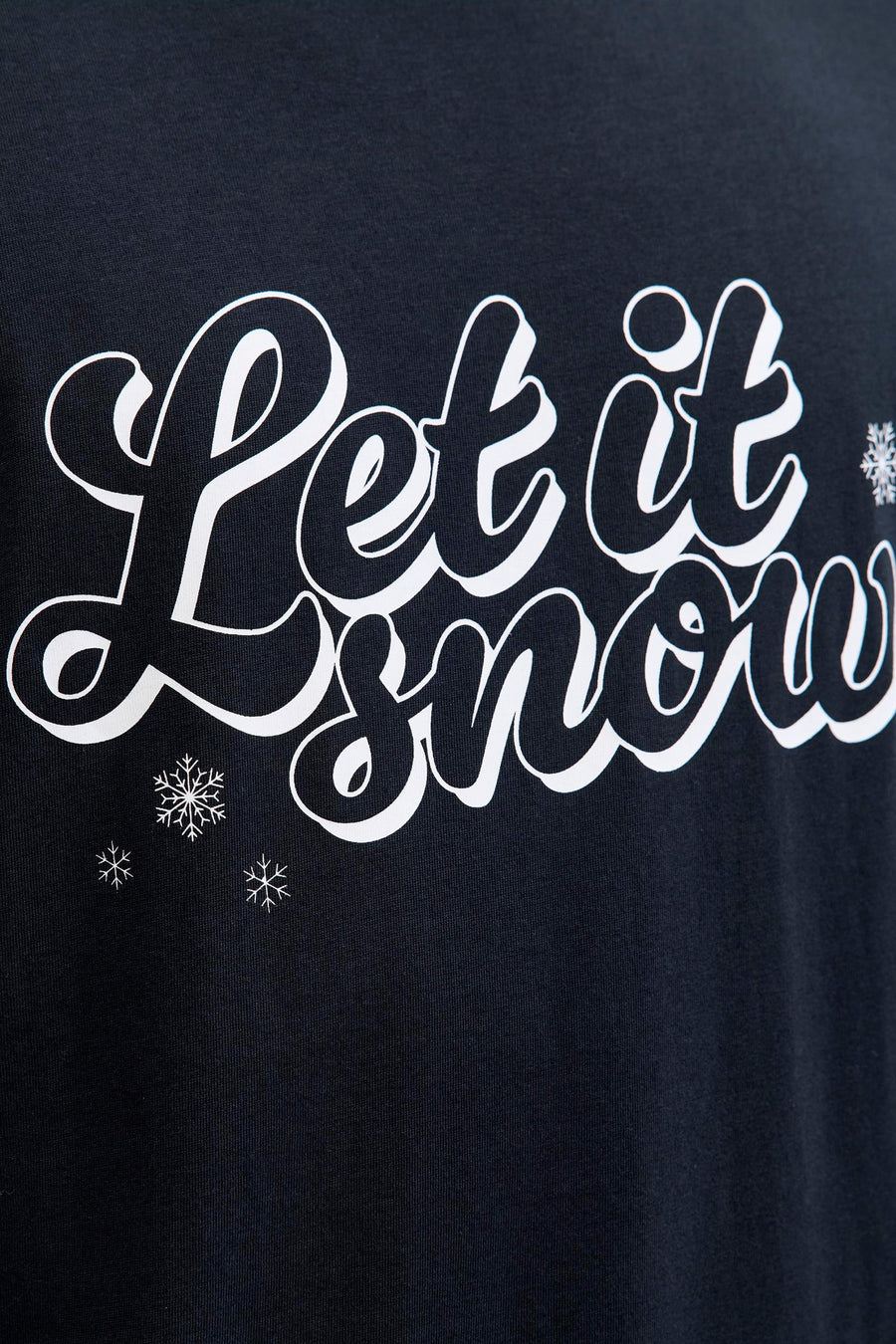 Zwart t-shirt met witte "Let it snow" tekst en sneeuwvlokken.
