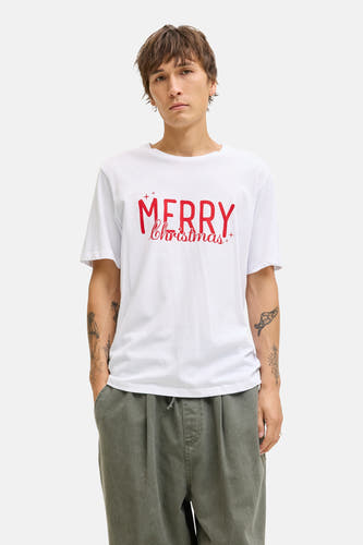 T-shirt blanc à manches courtes d'ORIGINALS BY JACK & JONES, avec une impression 'Joyeux Noël' rouge et porté avec un pantalon vert olive.