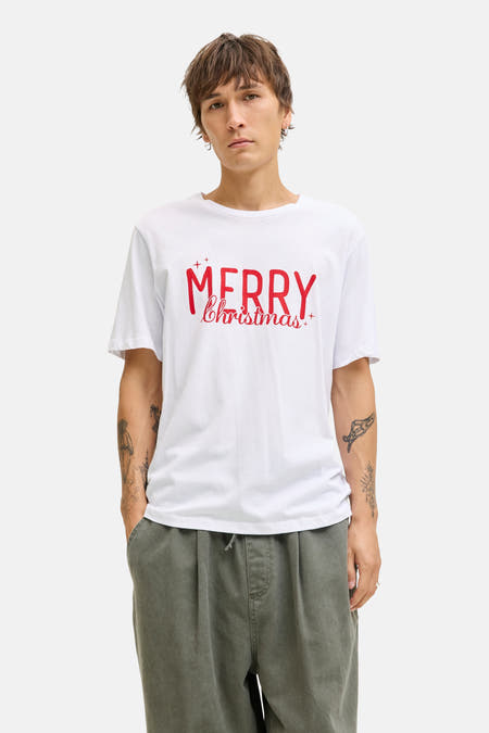 T-shirt blanc à manches courtes d'ORIGINALS BY JACK & JONES, avec une impression 'Joyeux Noël' rouge et porté avec un pantalon vert olive.