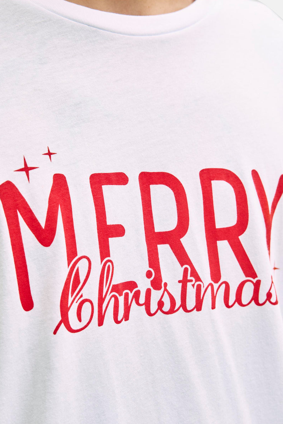 Wit T-shirt met rode 'Merry Christmas'-opdruk.