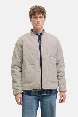 Manteau court beige d'ORIGINALS BY JACK & JONES, avec un motif de capuche tricoté et des poches visibles.
