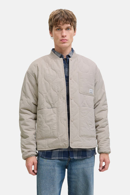 Manteau court beige d'ORIGINALS BY JACK & JONES, avec un motif de capuche tricoté et des poches visibles.