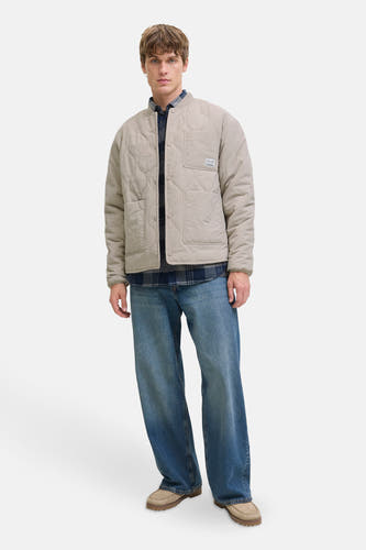 Beige korte jas van ORIGINALS BY JACK & JONES, met een gewatteerd ruitpatroon en zichtbare zakken.
