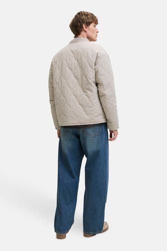 Beige, short jacket from ORIGINALS BY JACK & JONES, with a checked pattern, worn with wide jeans and suede shoes.