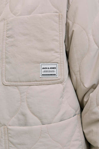 Manteau court beige d'ORIGINALS BY JACK & JONES, avec un motif tricoté et une poche brodée avec étiquette de marque.